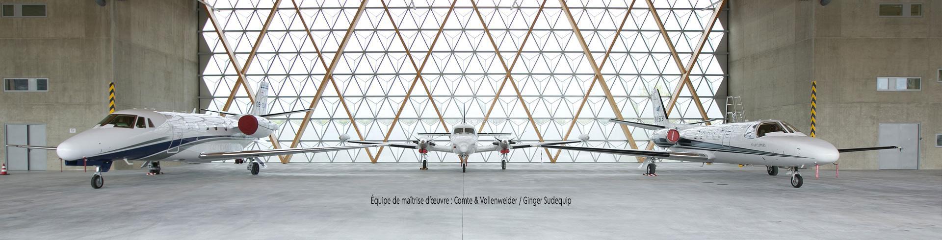 Intérieur du hangar 16 avec des avions